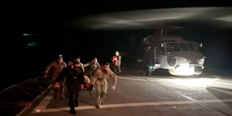 Επιχείρηση «ΑΣΠΙΔΕΣ»: Ελληνική και γαλλική φρεγάτα διέσωσαν το πλήρωμα του ολλανδικού πλοίου που χτυπήθηκε από πύραυλο των Χούθι [vid]