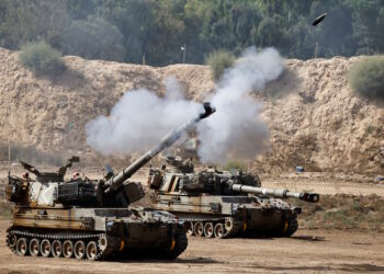 Το Ισραήλ προώθησε τεθωρακισμένες δυνάμεις μέσα στην πόλη της Γάζας – Η Χαμάς έχασε επαφή με δύο ομήρους