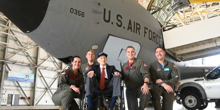 ΗΠΑ: Απεβίωσε σε ηλικία 103 ετών ο Τζον Λακαντού – Ο τελευταίος επιζών του «αιματοβαμμένου« 100ου Σμήνους Βομβαρδισμού στον Β’ ΠΠ