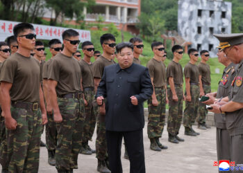 στρατιώτες