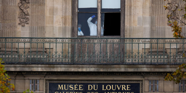 Κλοπή του αιώνα στο Λούβρο: Δύο άνδρες τέθηκαν υπό κράτηση