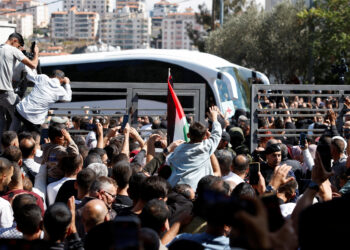 Ραμάλα: Έφτασαν τα λεωφορεία με Παλαιστινίους που απελευθερώθηκαν από το Ισραήλ