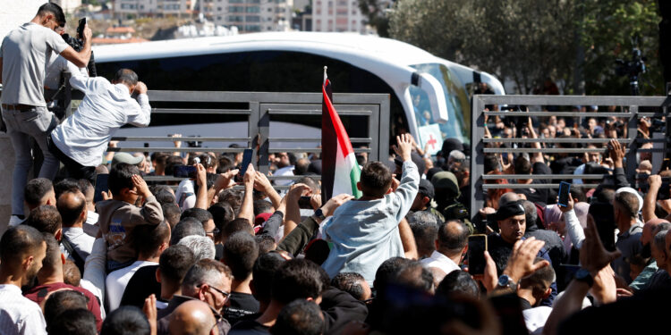 Ραμάλα: Έφτασαν τα λεωφορεία με Παλαιστινίους που απελευθερώθηκαν από το Ισραήλ