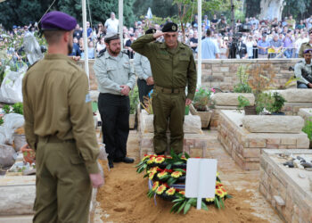 Ισραήλ: Ο νεαρός αξιωματικός Χαντάρ Γκόλντιν ενταφιάσθηκε 11 χρόνια αφού σκοτώθηκε στη Γάζα [pics]