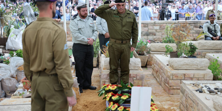 Ισραήλ: Ο νεαρός αξιωματικός Χαντάρ Γκόλντιν ενταφιάσθηκε 11 χρόνια αφού σκοτώθηκε στη Γάζα [pics]