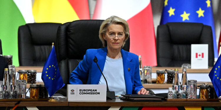 Ούρσουλα φον ντερ Λάιεν: Όχι σε αλλαγή συνόρων και μείωση στρατού στην Ουκρανία, να αναγνωριστεί ο κομβικός ρόλος της ΕΕ