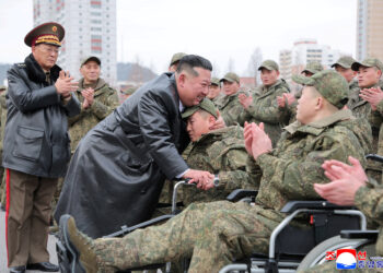 Βόρεια Κορέα: Ο Κιμ Γιονγκ Ουν έπλεξε το εγκώμιο στρατιωτών που επέστρεψαν από τη Ρωσία