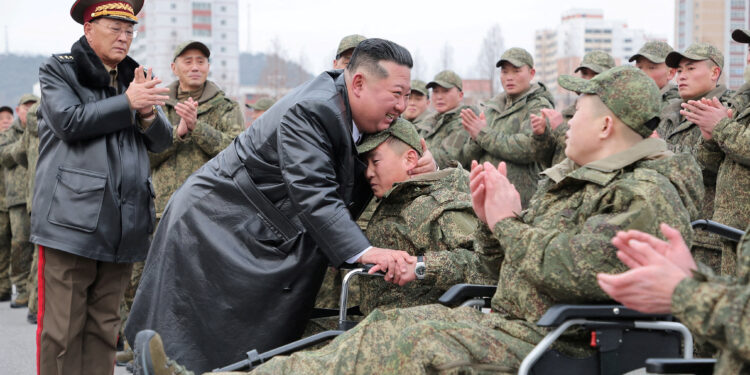 Βόρεια Κορέα: Ο Κιμ Γιονγκ Ουν έπλεξε το εγκώμιο στρατιωτών που επέστρεψαν από τη Ρωσία