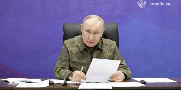 Πούτιν: Ο ρωσικός στρατός τον ενημέρωσε ότι κατέλαβε τις πόλεις Ποκρόφσκ και Βοβτσάνκ [vids]