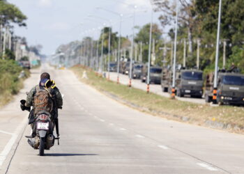 Η Καμπότζη κατηγορεί την Ταϊλάνδη ότι βομβάρδισε τη μεθοριακή πόλη Ποϊπέτ