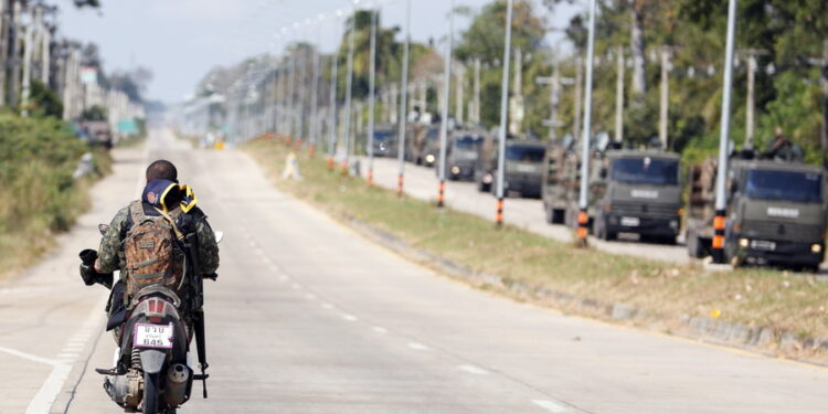 Η Καμπότζη κατηγορεί την Ταϊλάνδη ότι βομβάρδισε τη μεθοριακή πόλη Ποϊπέτ