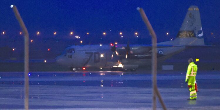 Έφτασε στη Θεσσαλονίκη το C-130 που μετέφερε τις σορούς των 7 οπαδών του ΠΑΟΚ που σκοτώθηκαν σε τροχαίο στη Ρουμανία