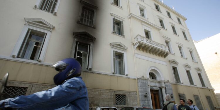 ΥΠΕΘΑ: Κωμικές οι αναφορές περί πώλησης του κτιρίου του Πολεμικού Ναυτικού