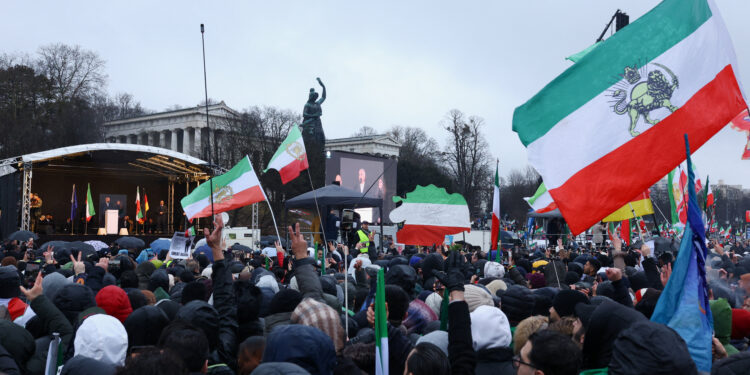 Ρεζά Παχλεβί: Ο γιός του έκπτωτου σάχη δηλώνει έτοιμος για τη μετάβαση στο Ιράν