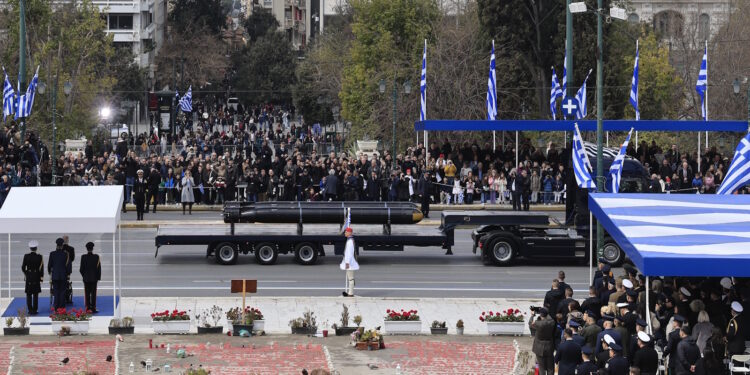 στρατιωτική παρέλαση