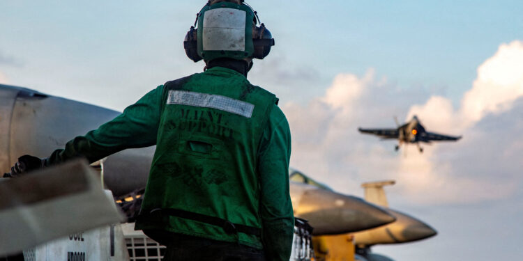«Να κρυφτείς, να εξασφαλίσεις νερό…»: Βετεράνος της USAF περιγράφει τι πρέπει να κάνει ένας πιλότος αν καταρριφθεί το αεροσκάφος του