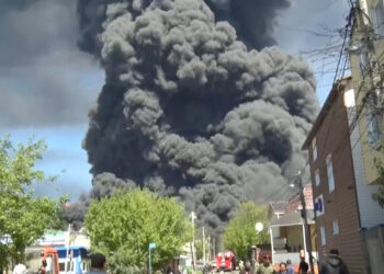 Ρωσία: Φωτιά σε εργοστάσιο του Περμ από ουκρανική επίθεση – Υπό έλεγχο η πυρκαγιά στο Τουάπσε [vids]