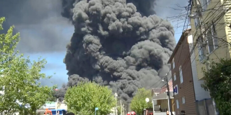 Ρωσία: Φωτιά σε εργοστάσιο του Περμ από ουκρανική επίθεση – Υπό έλεγχο η πυρκαγιά στο Τουάπσε [vids]