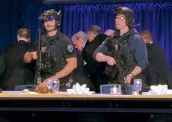 Ένοπλος επιχείρησε να εισβάλει σε δεξίωση στην οποία παρευρισκόταν ο Τραμπ – Έπεσαν πυροβολισμοί – Φυγαδεύτηκε ο πρόεδρος των ΗΠΑ [pics, vid]