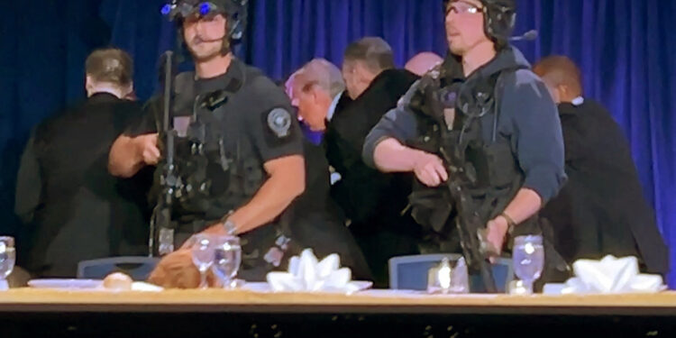 Ένοπλος επιχείρησε να εισβάλει σε δεξίωση στην οποία παρευρισκόταν ο Τραμπ – Έπεσαν πυροβολισμοί – Φυγαδεύτηκε ο πρόεδρος των ΗΠΑ [pics, vid]