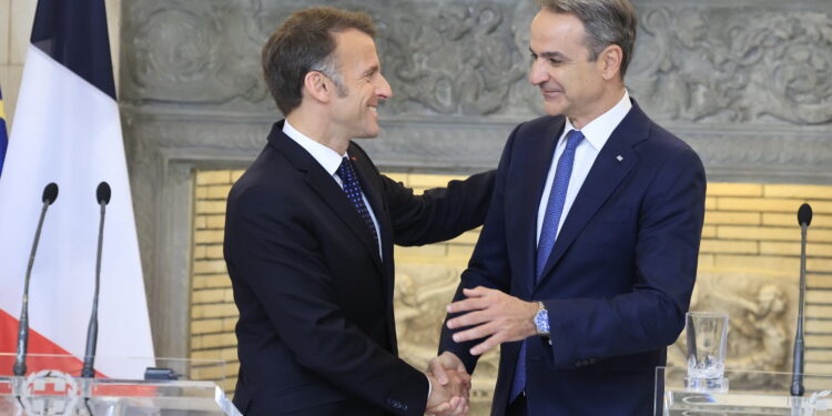 Δηλώσεις Μακρόν και Μητσοτάκη: «Κορωνίδα των συμφωνιών Ελλάδας – Γαλλίας οι δεσμεύσεις αμοιβαίας συνδρομής»