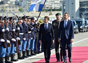 Στην φρεγάτα «Κίμων» Μητσοτάκης και Μακρόν – Δείτε στιγμιότυπα και βίντεο