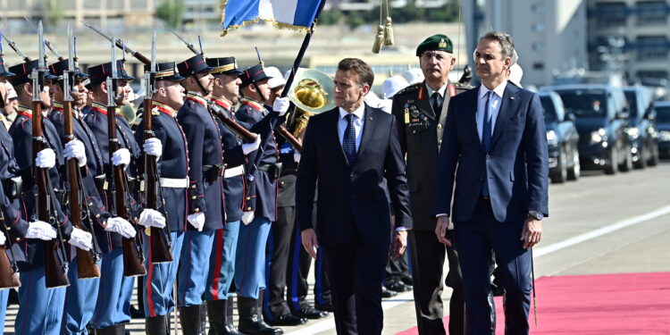 Στην φρεγάτα «Κίμων» Μητσοτάκης και Μακρόν – Δείτε στιγμιότυπα και βίντεο