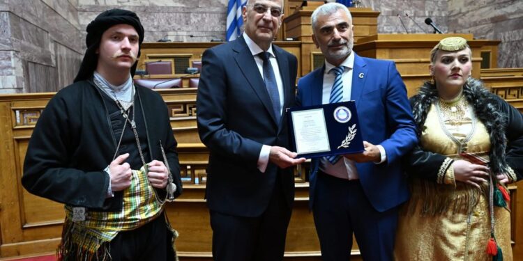 Δένδιας