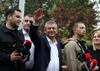 Τουρκία: «Ανένδοτο» υπόσχεται ο Οζγκιούρ Οζέλ μετά την δικαστική καθαίρεσή του από το CHP – «Τρίβει τα χέρια του» ο Ερντογάν