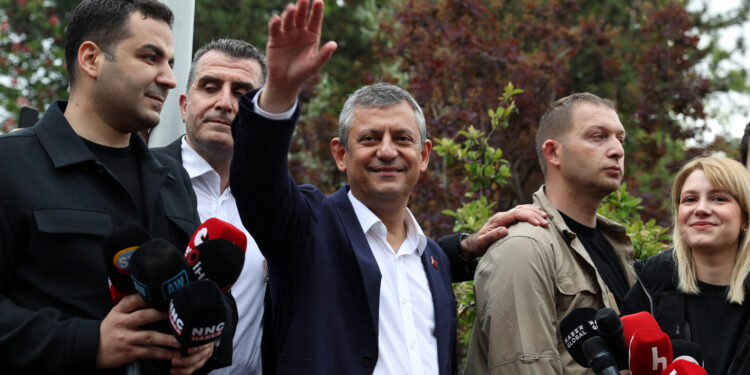 Τουρκία: «Ανένδοτο» υπόσχεται ο Οζγκιούρ Οζέλ μετά την δικαστική καθαίρεσή του από το CHP – «Τρίβει τα χέρια του» ο Ερντογάν