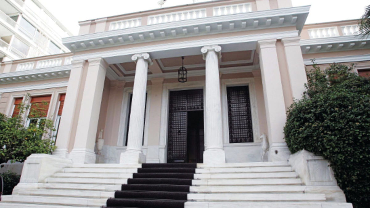 Μαξίμου για Αποστολάκη