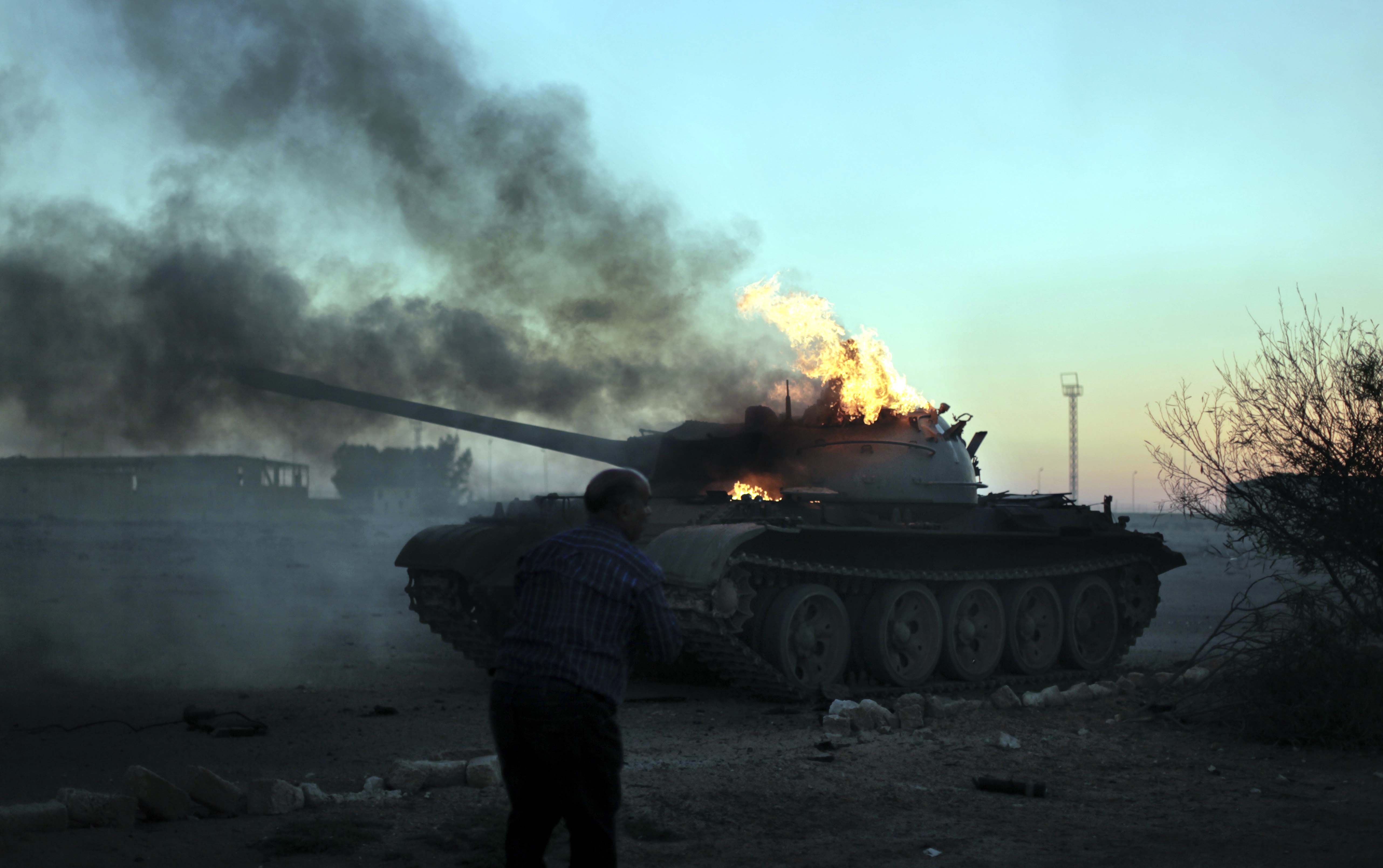 дым танки. выстрел танка. выстрел танка. дымящийся танк. танк дымит.