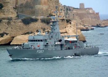 Οπλισμός του Πολεμικού Ναυτικού στη Λέρο χάθηκε μυστηριωδώς. Η διαπίστωση έγινε χθες το απόγευμα και σήμανε συναγερμός. Νέα καταμέτρηση το πρωί Στελέχη της Αντιτρομοκρατικής και κλιμάκιο των εγκληματολογικών ερευνών σπεύδουν στο νησί. Δεν είναι η πρώτη φορά που χάνεται οπλισμός από την Υπηρεσία Ναυτικών Τεχνικών Εγκαταστάσεων Λέρου (ΥΝΤΕΛ). Η σοβαρότατη υπόθεση απασχολεί τόσο τους αξιωματικούς του Πολεμικού Ναυτικού, όσο και τα στελέχη της Αντιτρομοκρατικής που σπεύδουν στη Λέρο. Το κουβάρι της υπόθεσης άρχισε να ξετυλίγεται χθες το απόγευμα όταν το Γενικό Επιτελείο Ναυτικού ανακοίνωσε την απώλεια στρατιωτικού υλικού από την Υπηρεσία Ναυτικών Τεχνικών Εγκαταστάσεων Λέρου (ΥΝΤΕΛ). Συγκεκριμένα μετά από έλεγχο που πραγματοποιήθηκε στην μονάδα την Δευτέρα το απόγευμα (09-09-2019) διαπιστώθηκε ασυμφωνία προβλεπόμενου και κατεχόμενου στρατιωτικού υλικού. Πιο συγκεκριμένα έλειπαν αντιαρματικά και εκρηκτικά, που κανονικά θα έπρεπε να βρίσκονταν στη Μονάδα. Κανείς δεν μπορεί να εξηγήσει πως αυτό το στρατιωτικό υλικό έκανε φτερά από την Υπηρεσία Ναυτικών Τεχνικών Εγκαταστάσεων Λέρου. Νέα καταμέτρηση στη μονάδα του Πολεμικού Ναυτικού Σύμφωνα με πληροφορίες νωρίς το πρωί ξεκίνησε νέα καταμέτρηση προκειμένου να διαπιστωθεί ο ακριβής αριθμός των εκρηκτικών που χάθηκαν. Στη συνέχεια θα γίνει σύγκριση με την προηγούμενη απογραφή και όλα τα στοιχεία θα φτάσουν στα χέρια εκείνων που χειρίζονται την έρευνα. Αξίζει να σημειωθεί πως δεν είναι η πρώτη φορά που χάνεται οπλισμός από την Υπηρεσία Ναυτικών Τεχνικών Εγκαταστάσεων Λέρου. Στις έρευνες και η Αντιτρομοκρατική Του περιστατικού έχουν επιληφθεί οι αρμόδιες Στρατιωτικές και Αστυνομικές Αρχές, ενώ έχει διαταχθεί προανάκριση για τη διερεύνηση των συνθηκών και αιτιών της απώλειας του στρατιωτικού υλικού. Σύμφωνα με πληροφορίες, στη Λέρο σπεύδουν κλιμάκια της Αντιτρομοκρατικής και των εγκληματολογικών ερευνών της Αστυνομίας. Ο Πλοίαρχος Μιχαήλ Λαμπίρης ΠΝ, εκπρόσωπος Τύπου του ΓΕΝΟ, έκανε την εξής δήλωση: «Από το Γενικό Επιτελείο Ναυτικού ανακοινώνεται ότι απογευματινές ώρες της Δευτέρας 09 Σεπτεμβρίου 2019, κατά τη διάρκεια γενόμενων ελέγχων, διαπιστώθηκε ασυμφωνία προβλεπόμενου και κατεχόμενου στρατιωτικού υλικού στην Υπηρεσία Ναυτικών Τεχνικών Εγκαταστάσεων Λέρου (ΥΝΤΕΛ).