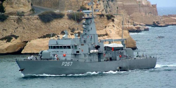 Οπλισμός του Πολεμικού Ναυτικού στη Λέρο χάθηκε μυστηριωδώς. Η διαπίστωση έγινε χθες το απόγευμα και σήμανε συναγερμός. Νέα καταμέτρηση το πρωί Στελέχη της Αντιτρομοκρατικής και κλιμάκιο των εγκληματολογικών ερευνών σπεύδουν στο νησί. Δεν είναι η πρώτη φορά που χάνεται οπλισμός από την Υπηρεσία Ναυτικών Τεχνικών Εγκαταστάσεων Λέρου (ΥΝΤΕΛ). Η σοβαρότατη υπόθεση απασχολεί τόσο τους αξιωματικούς του Πολεμικού Ναυτικού, όσο και τα στελέχη της Αντιτρομοκρατικής που σπεύδουν στη Λέρο. Το κουβάρι της υπόθεσης άρχισε να ξετυλίγεται χθες το απόγευμα όταν το Γενικό Επιτελείο Ναυτικού ανακοίνωσε την απώλεια στρατιωτικού υλικού από την Υπηρεσία Ναυτικών Τεχνικών Εγκαταστάσεων Λέρου (ΥΝΤΕΛ). Συγκεκριμένα μετά από έλεγχο που πραγματοποιήθηκε στην μονάδα την Δευτέρα το απόγευμα (09-09-2019) διαπιστώθηκε ασυμφωνία προβλεπόμενου και κατεχόμενου στρατιωτικού υλικού. Πιο συγκεκριμένα έλειπαν αντιαρματικά και εκρηκτικά, που κανονικά θα έπρεπε να βρίσκονταν στη Μονάδα. Κανείς δεν μπορεί να εξηγήσει πως αυτό το στρατιωτικό υλικό έκανε φτερά από την Υπηρεσία Ναυτικών Τεχνικών Εγκαταστάσεων Λέρου. Νέα καταμέτρηση στη μονάδα του Πολεμικού Ναυτικού Σύμφωνα με πληροφορίες νωρίς το πρωί ξεκίνησε νέα καταμέτρηση προκειμένου να διαπιστωθεί ο ακριβής αριθμός των εκρηκτικών που χάθηκαν. Στη συνέχεια θα γίνει σύγκριση με την προηγούμενη απογραφή και όλα τα στοιχεία θα φτάσουν στα χέρια εκείνων που χειρίζονται την έρευνα. Αξίζει να σημειωθεί πως δεν είναι η πρώτη φορά που χάνεται οπλισμός από την Υπηρεσία Ναυτικών Τεχνικών Εγκαταστάσεων Λέρου. Στις έρευνες και η Αντιτρομοκρατική Του περιστατικού έχουν επιληφθεί οι αρμόδιες Στρατιωτικές και Αστυνομικές Αρχές, ενώ έχει διαταχθεί προανάκριση για τη διερεύνηση των συνθηκών και αιτιών της απώλειας του στρατιωτικού υλικού. Σύμφωνα με πληροφορίες, στη Λέρο σπεύδουν κλιμάκια της Αντιτρομοκρατικής και των εγκληματολογικών ερευνών της Αστυνομίας. Ο Πλοίαρχος Μιχαήλ Λαμπίρης ΠΝ, εκπρόσωπος Τύπου του ΓΕΝΟ, έκανε την εξής δήλωση: «Από το Γενικό Επιτελείο Ναυτικού ανακοινώνεται ότι απογευματινές ώρες της Δευτέρας 09 Σεπτεμβρίου 2019, κατά τη διάρκεια γενόμενων ελέγχων, διαπιστώθηκε ασυμφωνία προβλεπόμενου και κατεχόμενου στρατιωτικού υλικού στην Υπηρεσία Ναυτικών Τεχνικών Εγκαταστάσεων Λέρου (ΥΝΤΕΛ).