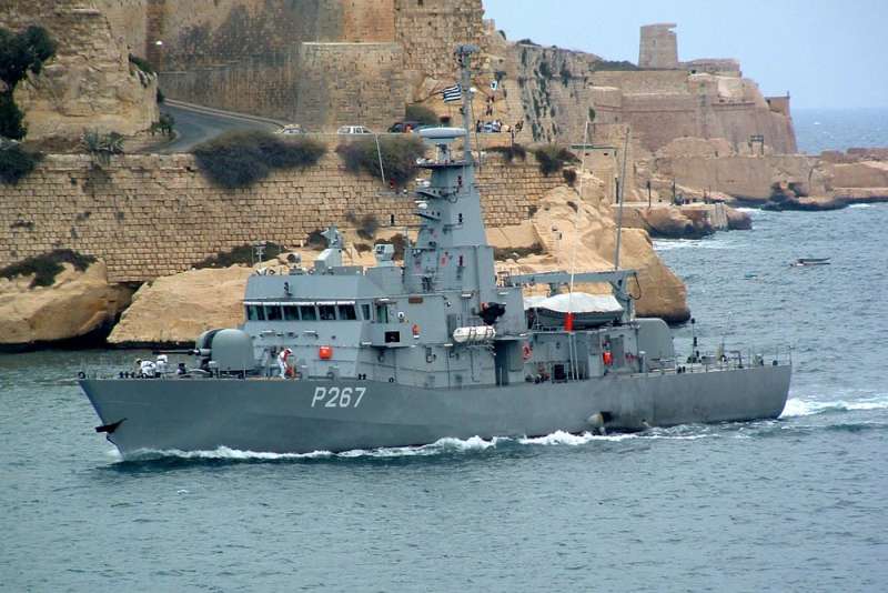 Οπλισμός του Πολεμικού Ναυτικού στη Λέρο χάθηκε μυστηριωδώς. Η διαπίστωση έγινε χθες το απόγευμα και σήμανε συναγερμός. Νέα καταμέτρηση το πρωί Στελέχη της Αντιτρομοκρατικής και κλιμάκιο των εγκληματολογικών ερευνών σπεύδουν στο νησί. Δεν είναι η πρώτη φορά που χάνεται οπλισμός από την Υπηρεσία Ναυτικών Τεχνικών Εγκαταστάσεων Λέρου (ΥΝΤΕΛ). Η σοβαρότατη υπόθεση απασχολεί τόσο τους αξιωματικούς του Πολεμικού Ναυτικού, όσο και τα στελέχη της Αντιτρομοκρατικής που σπεύδουν στη Λέρο. Το κουβάρι της υπόθεσης άρχισε να ξετυλίγεται χθες το απόγευμα όταν το Γενικό Επιτελείο Ναυτικού ανακοίνωσε την απώλεια στρατιωτικού υλικού από την Υπηρεσία Ναυτικών Τεχνικών Εγκαταστάσεων Λέρου (ΥΝΤΕΛ). Συγκεκριμένα μετά από έλεγχο που πραγματοποιήθηκε στην μονάδα την Δευτέρα το απόγευμα (09-09-2019) διαπιστώθηκε ασυμφωνία προβλεπόμενου και κατεχόμενου στρατιωτικού υλικού. Πιο συγκεκριμένα έλειπαν αντιαρματικά και εκρηκτικά, που κανονικά θα έπρεπε να βρίσκονταν στη Μονάδα. Κανείς δεν μπορεί να εξηγήσει πως αυτό το στρατιωτικό υλικό έκανε φτερά από την Υπηρεσία Ναυτικών Τεχνικών Εγκαταστάσεων Λέρου. Νέα καταμέτρηση στη μονάδα του Πολεμικού Ναυτικού Σύμφωνα με πληροφορίες νωρίς το πρωί ξεκίνησε νέα καταμέτρηση προκειμένου να διαπιστωθεί ο ακριβής αριθμός των εκρηκτικών που χάθηκαν. Στη συνέχεια θα γίνει σύγκριση με την προηγούμενη απογραφή και όλα τα στοιχεία θα φτάσουν στα χέρια εκείνων που χειρίζονται την έρευνα. Αξίζει να σημειωθεί πως δεν είναι η πρώτη φορά που χάνεται οπλισμός από την Υπηρεσία Ναυτικών Τεχνικών Εγκαταστάσεων Λέρου. Στις έρευνες και η Αντιτρομοκρατική Του περιστατικού έχουν επιληφθεί οι αρμόδιες Στρατιωτικές και Αστυνομικές Αρχές, ενώ έχει διαταχθεί προανάκριση για τη διερεύνηση των συνθηκών και αιτιών της απώλειας του στρατιωτικού υλικού. Σύμφωνα με πληροφορίες, στη Λέρο σπεύδουν κλιμάκια της Αντιτρομοκρατικής και των εγκληματολογικών ερευνών της Αστυνομίας. Ο Πλοίαρχος Μιχαήλ Λαμπίρης ΠΝ, εκπρόσωπος Τύπου του ΓΕΝΟ, έκανε την εξής δήλωση: «Από το Γενικό Επιτελείο Ναυτικού ανακοινώνεται ότι απογευματινές ώρες της Δευτέρας 09 Σεπτεμβρίου 2019, κατά τη διάρκεια γενόμενων ελέγχων, διαπιστώθηκε ασυμφωνία προβλεπόμενου και κατεχόμενου στρατιωτικού υλικού στην Υπηρεσία Ναυτικών Τεχνικών Εγκαταστάσεων Λέρου (ΥΝΤΕΛ).