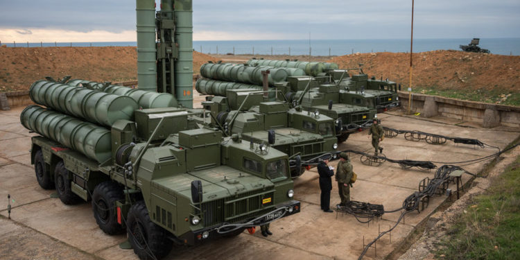 S-400 εναντίον B-52: Ποιος θα νικήσει στο πεδίο της μάχης  – ΦΩΤΟ