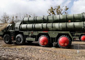 S-400 εναντίον B-52: Ποιος θα νικήσει στο πεδίο της μάχης  – ΦΩΤΟ