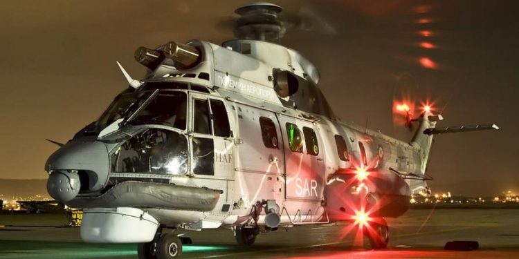 Καρέ-καρέ η νυχτερινή επιχείρηση Super Puma της ΠΑ για την διακομιδή ασθενούς από πλοίο [vid]